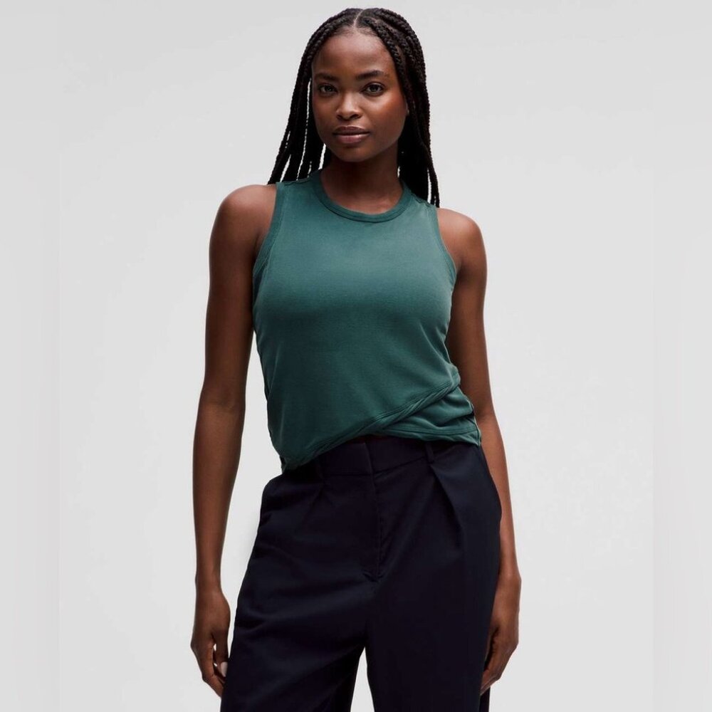 Lululemon women’s Jasper Green Do the Twist sporty Cropped tank top in size US 4